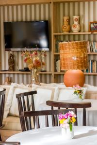 - un salon avec une table, des chaises et une télévision dans l'établissement Pousada da Terra, à Natal