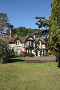 una gran casa blanca con un gran patio en Rylstone Manor en Shanklin
