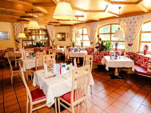 een restaurant met tafels en stoelen in een kamer bij Kolmhof in Bad Kleinkirchheim
