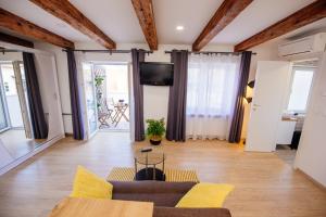 een woonkamer met een bank en een tafel bij Apartment 63 - 2 in Zagreb