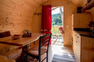eine kleine Küche mit einem Holztisch in einer Hütte in der Unterkunft Fasslhütte in Murau