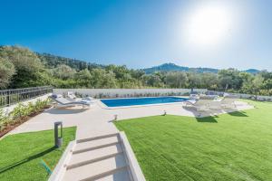 Bazen u objektu Apartments Very Good Life ili u blizini