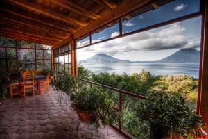a house with a balcony with a view of a mountain at Casa Wenche in Santa Cruz La Laguna