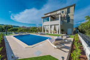 Bazen u objektu Apartments Very Good Life ili u blizini