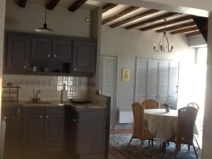 - une cuisine et une salle à manger avec une table, une table et des chaises dans l'établissement Château de la Chaise, à Saint-Georges-sur-Cher