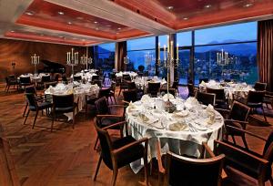 Hotel Eden Spiez餐厅或其他用餐的地方