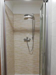 y baño con ducha con cabezal de ducha. en Casa Vacanza Due Effe en Martina Franca