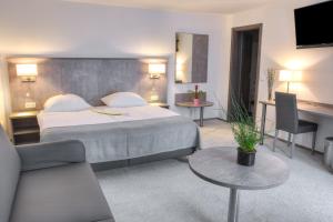 Postel nebo postele na pokoji v ubytování Fast Lane Hotel