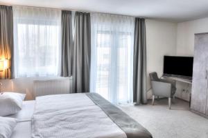 Postel nebo postele na pokoji v ubytování Fast Lane Hotel