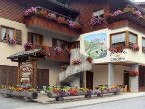 budynek z kwiatami na boku w obiekcie Hotel Corona w mieście Branzi