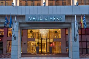 ein Gebäude mit einem Schild, das Melaia athens liest in der Unterkunft Melia Athens in Athen