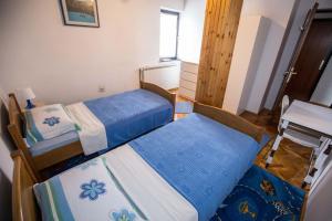 Un pat sau paturi într-o cameră la Apartman Ružica