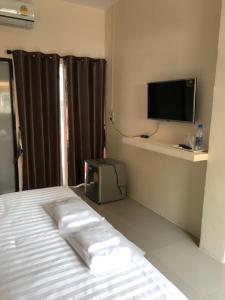 a bedroom with a bed and a flat screen tv at Baan Bon Resort Bang Tabun in Phetchaburi