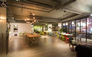 Un restaurante u otro lugar para comer en Light Hostel - Tainan