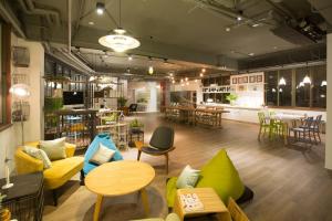 Un restaurante u otro lugar para comer en Light Hostel - Tainan