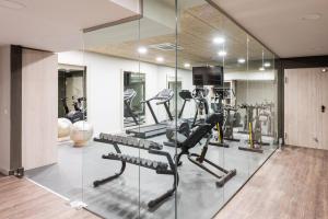 un gimnasio con cintas de correr y elípticas en una habitación en Hotel Cádiz Paseo del Mar, Affiliated by Meliá, en Cádiz