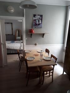 カルパントラにあるL'esperluette fleurie Carpentras centre historiqueのベッドルーム1室にテーブルと椅子が備わります。