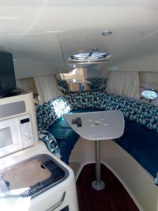 een kamer met een bed en een tafel in een camper bij Beau bateau Lilou 14 in Ouistreham