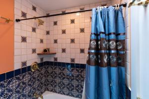 ein Badezimmer mit einer Dusche mit einem blauen Duschvorhang in der Unterkunft Vintage Rockport Escape in Rockport + 14 Fotos