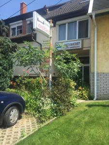 a street sign in front of a house at Rózsakert Panzió in Nyíregyháza
