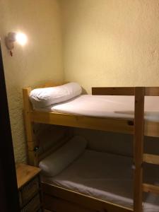 コトレにあるResidence Courbet Meylougaの小さなお部屋で、二段ベッド2組が備わります。