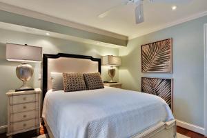 - une chambre avec un grand lit et deux lampes dans l'établissement 4236 Mariner's Watch, à Kiawah Island
