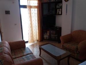 Una sala de estar con dos sofás y una mesa de café. en Apartments Villa Dovinefa, en Ksamil