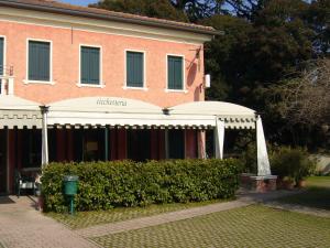 un edificio con un toldo blanco delante de él en Osteria La Pesa, en Ponzano Veneto