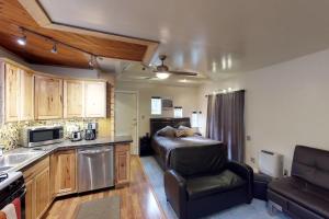 - une cuisine avec un lit et une chaise dans la chambre dans l'établissement Loveland Cottage, à Girdwood