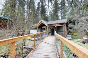 une maison avec une passerelle en bois dans l'établissement Loveland Cottage, à Girdwood