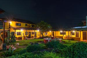 un grupo de casas por la noche con luces en Hotel Toliman, en San Lucas Tolimán