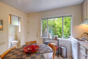 Gallery image of Downtown Cottage in the Woods in Guerneville