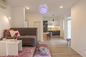 een woonkamer met een bank en een tafel bij Vana & Tea Luxury Studio Apartment in Split +23 foto's
