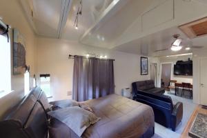 un salon avec un lit et un canapé dans l'établissement Loveland Cottage, à Girdwood
