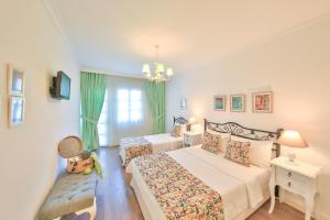 Postel nebo postele na pokoji v ubytování Alacati Sorf Hotel