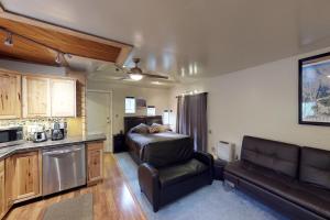 un salon avec un lit et un canapé dans une cuisine dans l'établissement Loveland Cottage, à Girdwood 20 autres photos