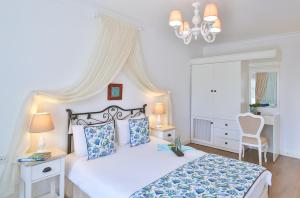 Postel nebo postele na pokoji v ubytování Alacati Sorf Hotel