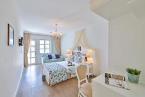 Postel nebo postele na pokoji v ubytování Alacati Sorf Hotel