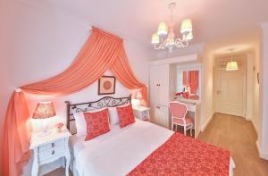 Postel nebo postele na pokoji v ubytování Alacati Sorf Hotel