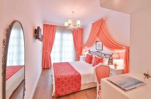 Postel nebo postele na pokoji v ubytování Alacati Sorf Hotel