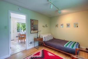 Gallery image of Downtown Cottage in the Woods in Guerneville