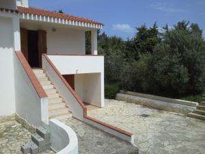 een huis met een trap ervoor bij Villa Solinas in Sorso
