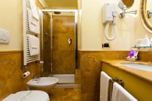 A bathroom at Hotel Al Codega
