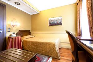 A bed or beds in a room at Hotel Al Codega