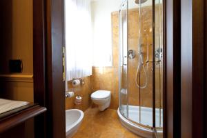 A bathroom at Hotel Al Codega