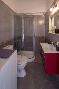 uma casa de banho com um chuveiro, um WC e um lavatório. em Archer - Sea view apartment em Atenas