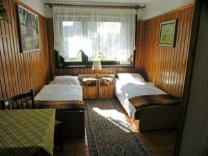 ウェバにあるAnker Kotwicaのベッド2台と窓が備わる小さな客室です。