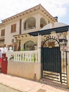 a house with a gate in front of it at Apartamento CalarAlto 7 in Torrevieja