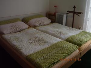 Un pat sau paturi într-o cameră la Lodge Hlinsko