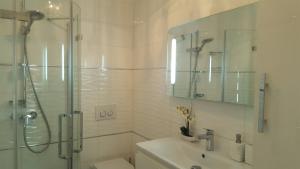 ein weißes Badezimmer mit Dusche und Waschbecken in der Unterkunft Villa Helena in Dramalj + 68 Fotos